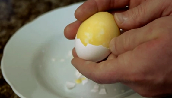 Как да Направите Бъркани твърдо сварени яйца