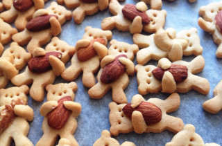 Nut-Hugging-Bear Cookies Are Beary Cute (Sorry)